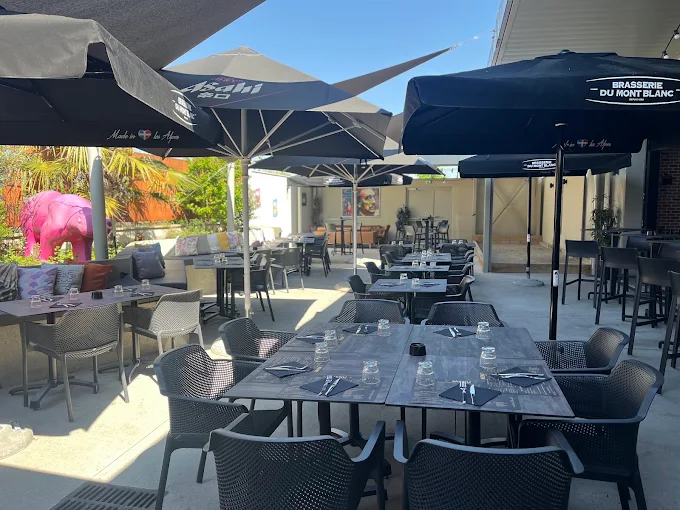 Terrasse aménagée du restaurant Le NM